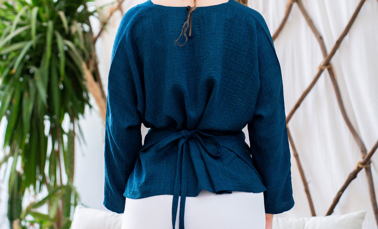 Crisscross blouse in oxford blue
